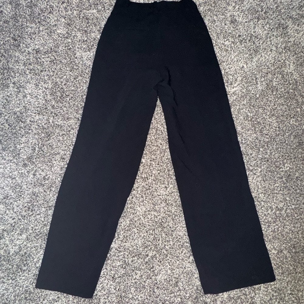 Aritzia Effortless Pant™ in Crepette™ fabric in Black 🖤 - Picture 3 of 4